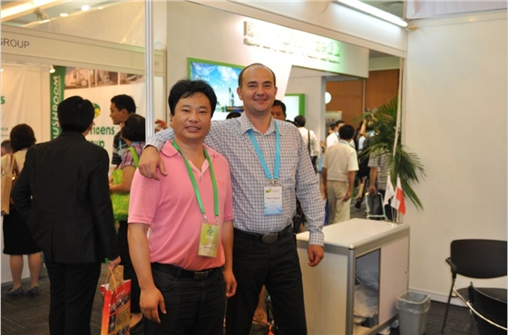 2012.08.27第18屆國際食用菌大會，與波蘭Champion出口總監(jiān)Tadeusz Raginiak一起-億昌菌業(yè).jpg