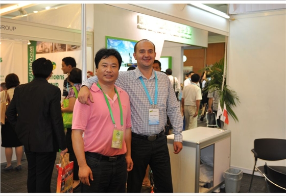 2012.08.27第18屆國際食用菌大會(huì)，與波蘭Champion出口總監(jiān)Tadeusz Raginiak一起（截屏）-億昌菌業(yè).JPG