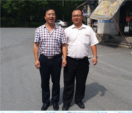 武漢菌博會展服務有限公司總經(jīng)理、易菇網(wǎng)的副總趙 雄與億昌菌業(yè)張東平合影留念.JPG