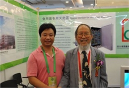 2012.08.28與國際著名的蕈菌學(xué)家、英國官佐勛爵（OBE）、國際生物技術(shù)學(xué)院院士、國際蕈菌生物技術(shù)服務(wù)中心主任、世界蕈菌生物學(xué)及其產(chǎn)品學(xué)會(huì)副主席、國際蕈菌科學(xué)學(xué)會(huì)亞洲區(qū)科學(xué)委員會(huì)主席、世界文學(xué)及