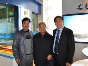 2012年3月25日與中國科學(xué)院卯曉嵐教授（中）、江蘇安惠生物科技有限公司董事長陳惠（右）一起