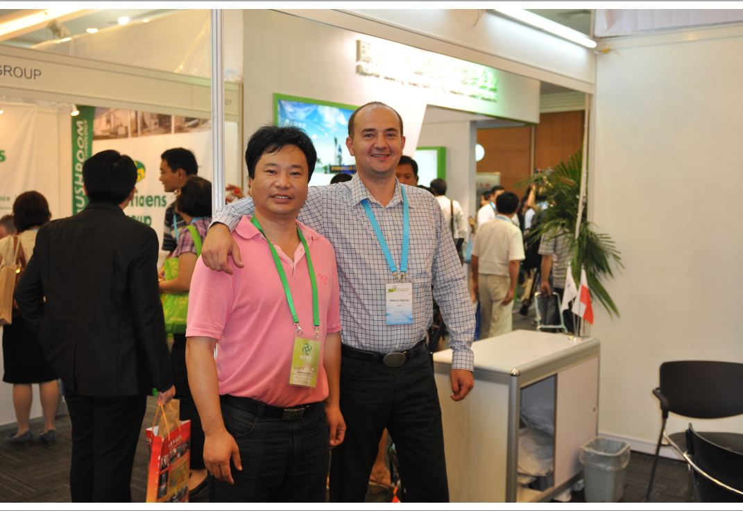 2012.08.27第18屆國(guó)際食用菌大會(huì)，與波蘭Champion出口總監(jiān)Tadeusz Raginiak一起（截屏）-億昌菌業(yè).JPG