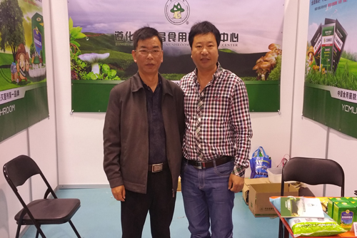 5月10日下午，山東青島召開的國際新產品新技術博覽會上張東平先生（左）與與云南大學沙濤（教授）（右）交流野生菌馴化時合影-億昌菌業(yè).jpg