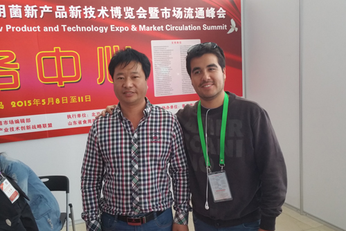 5月10日下午，山東青島召開的國際新產品新技術博覽會上張東平先生（左）與智利FRUTOS公司Anibal yanez Socio Director合影留念-億昌菌業(yè).jpg
