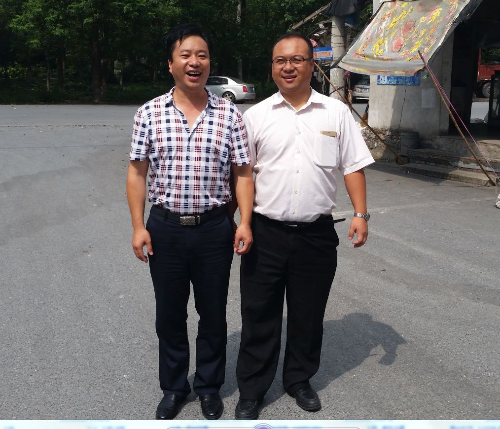 武漢菌博會展服務(wù)有限公司總經(jīng)理、易菇網(wǎng)的副總趙 雄與億昌菌業(yè)張東平合影留念.JPG