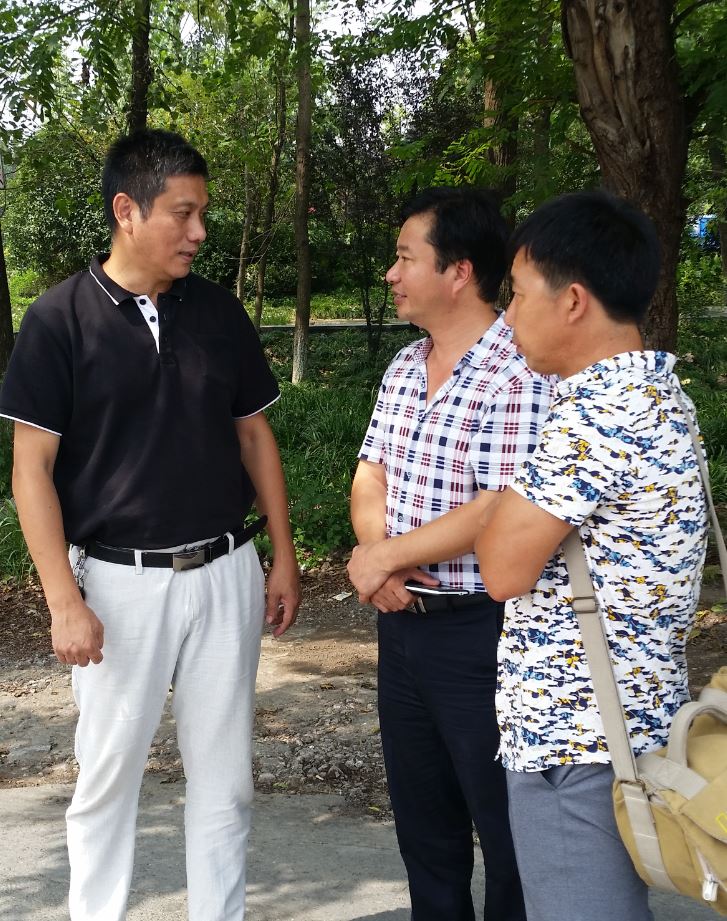 億昌菌業(yè)張東平與前麗水市農(nóng)科所副所長(zhǎng)許志明（左一）合影留念.JPG