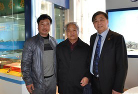 2012年3月25日與中國(guó)科學(xué)院卯曉嵐教授（中）、江蘇安惠生物科技有限公司董事長(zhǎng)陳惠（右）一起