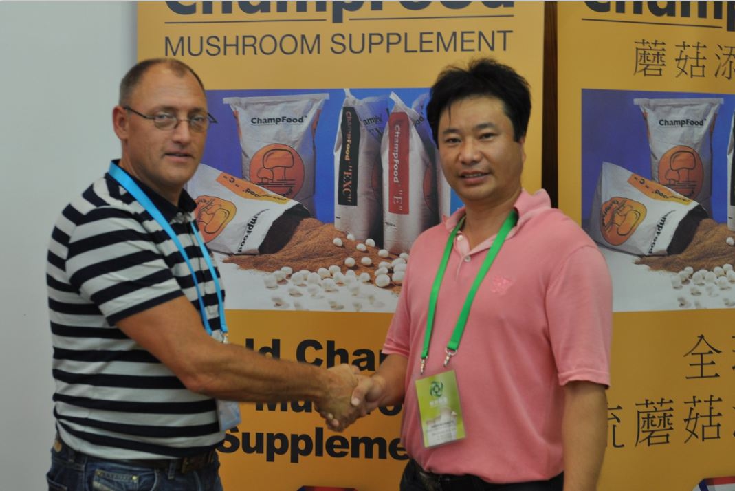 2012.08.27與合作伙伴ChampFood International The Netherlands荷蘭Eirc Vernooij先生在第18屆國際食用菌大會(huì)見面-億昌菌業(yè)