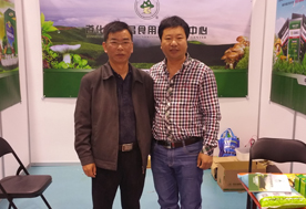 5月10日下午，山東青島召開的國際新產(chǎn)品新技術(shù)博覽會上張東平先生（左）與云南大學沙濤（教授）（右）交流野生菌馴化時合影-億昌菌業(yè)