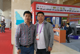 5月10日下午，山東青島召開的國際新產(chǎn)品新技術(shù)博覽會上張東平先生（左）與2015青島會議與中國食用菌商務網(wǎng)—CEO、《食用菌市場》執(zhí)行社長李昊（右）合影-億昌菌業(yè)
