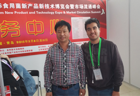 5月10日下午，山東青島召開的國際新產(chǎn)品新技術(shù)博覽會上張東平先生（左）與智利FRUTOS公司Anibal yanez Socio Director（右）合影留念-億昌菌業(yè)