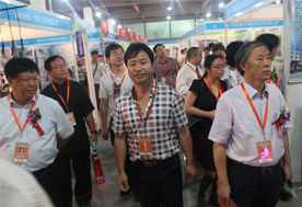 2015 中國食用菌產(chǎn)業(yè)年會暨第二屆中國食用菌博覽會-張東平經(jīng)理和其它嘉賓參觀展位