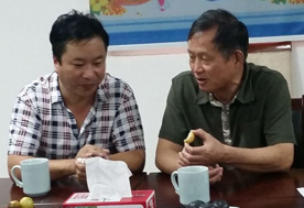 華中農(nóng)業(yè)大學教授呂作舟（右）與億昌菌業(yè)張經(jīng)理交流