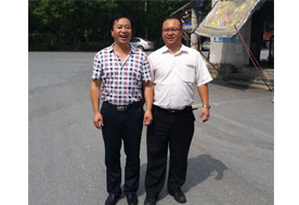 武漢菌博會展服務(wù)有限公司總經(jīng)理、易菇網(wǎng)的副總趙雄（右一）與億昌菌業(yè)張東平（左一）合影留念