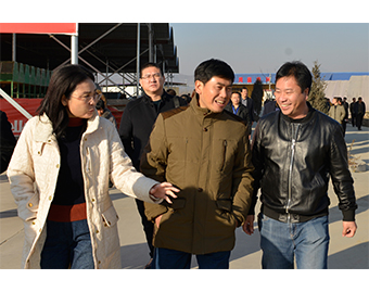 中國(guó)食用菌協(xié)會(huì)常務(wù)副會(huì)長(zhǎng)高茂林（中）、遵化市副市長(zhǎng)梁輝（左），對(duì)億昌公司為遵化市食用菌發(fā)展做出的突出貢獻(xiàn)